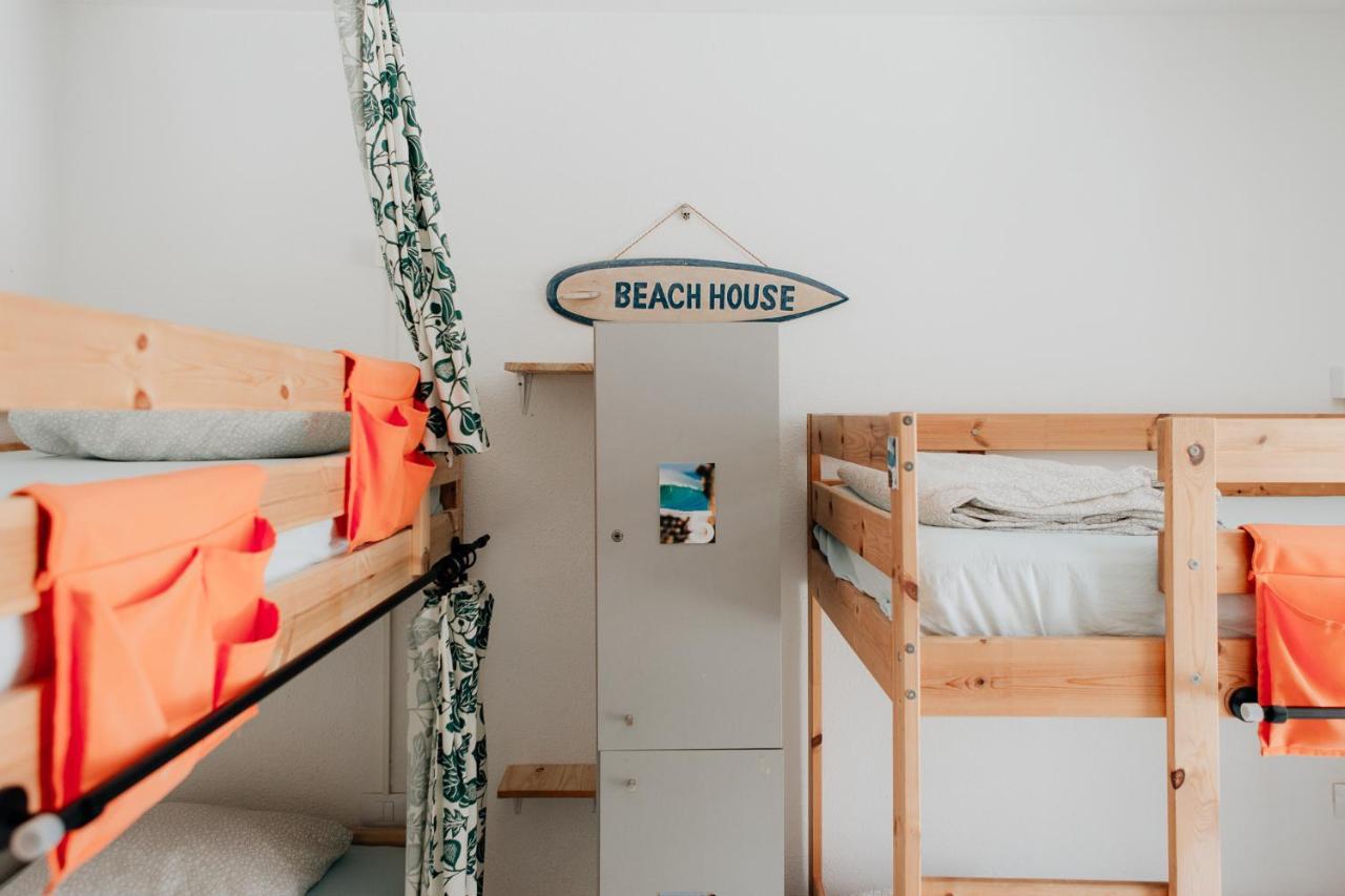Cama en habitación compartida femenina de 4 camas con terraza