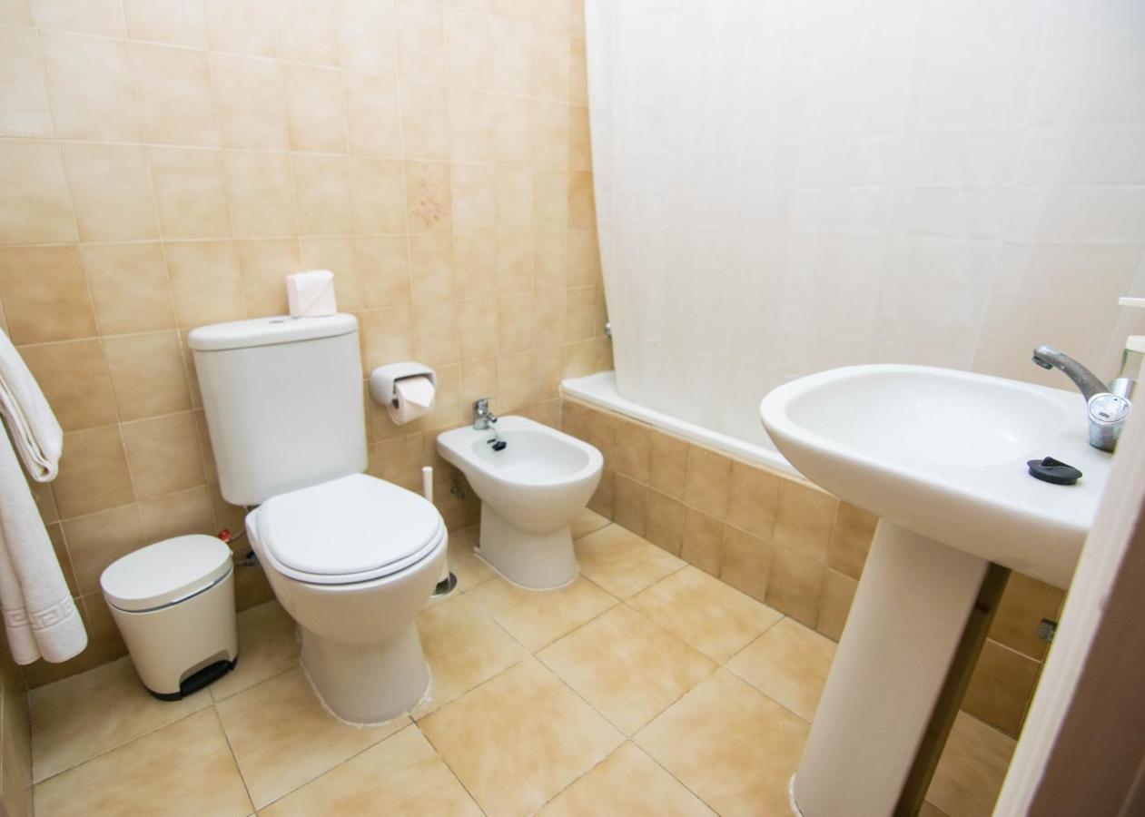 Double Room Bathroom 2 beds
