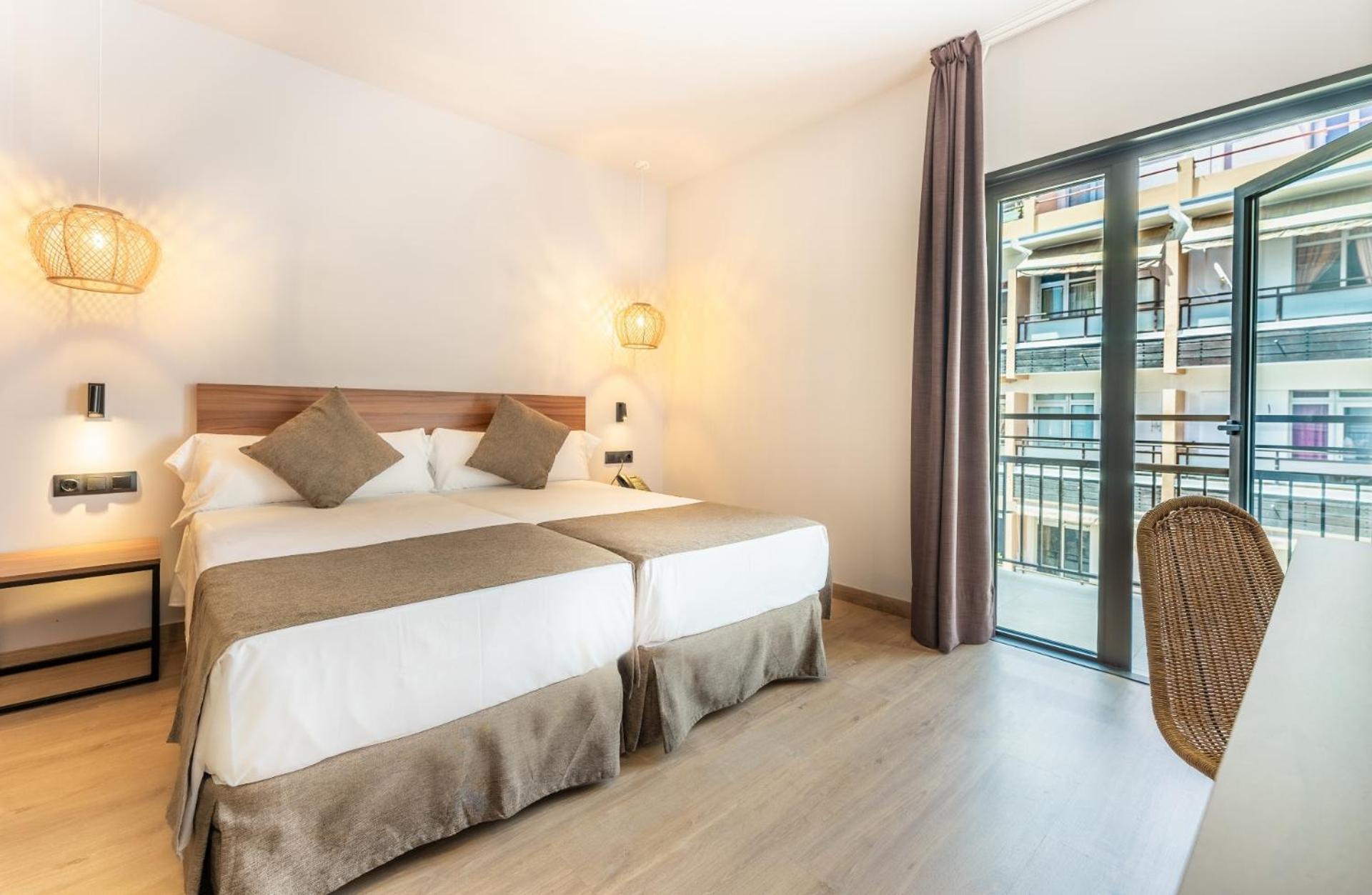 Standaard Tweepersoonskamer met 1 of 2 Bedden en Balkon