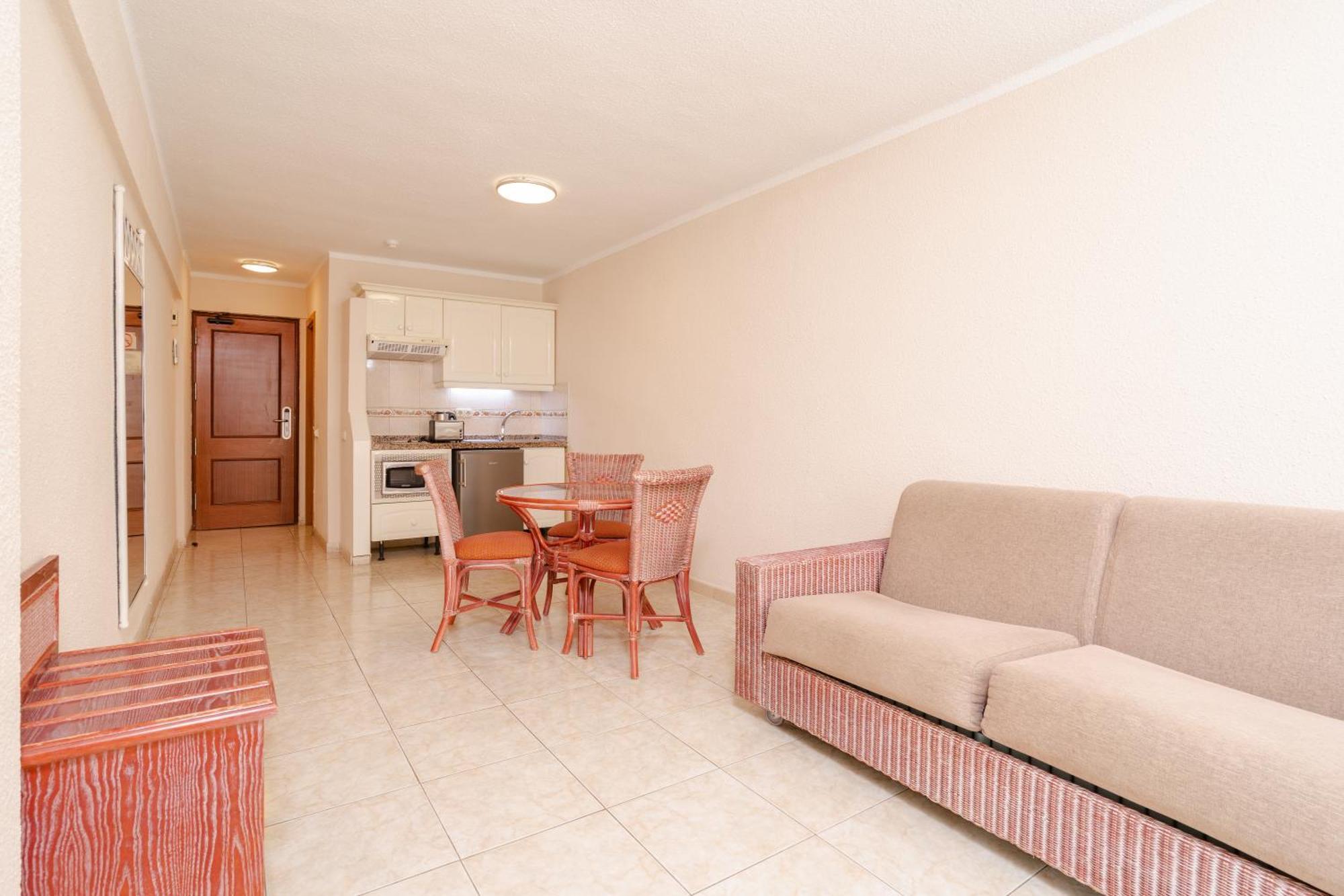 One-Bedroom Apartment Comfort,1602342854:JPEG