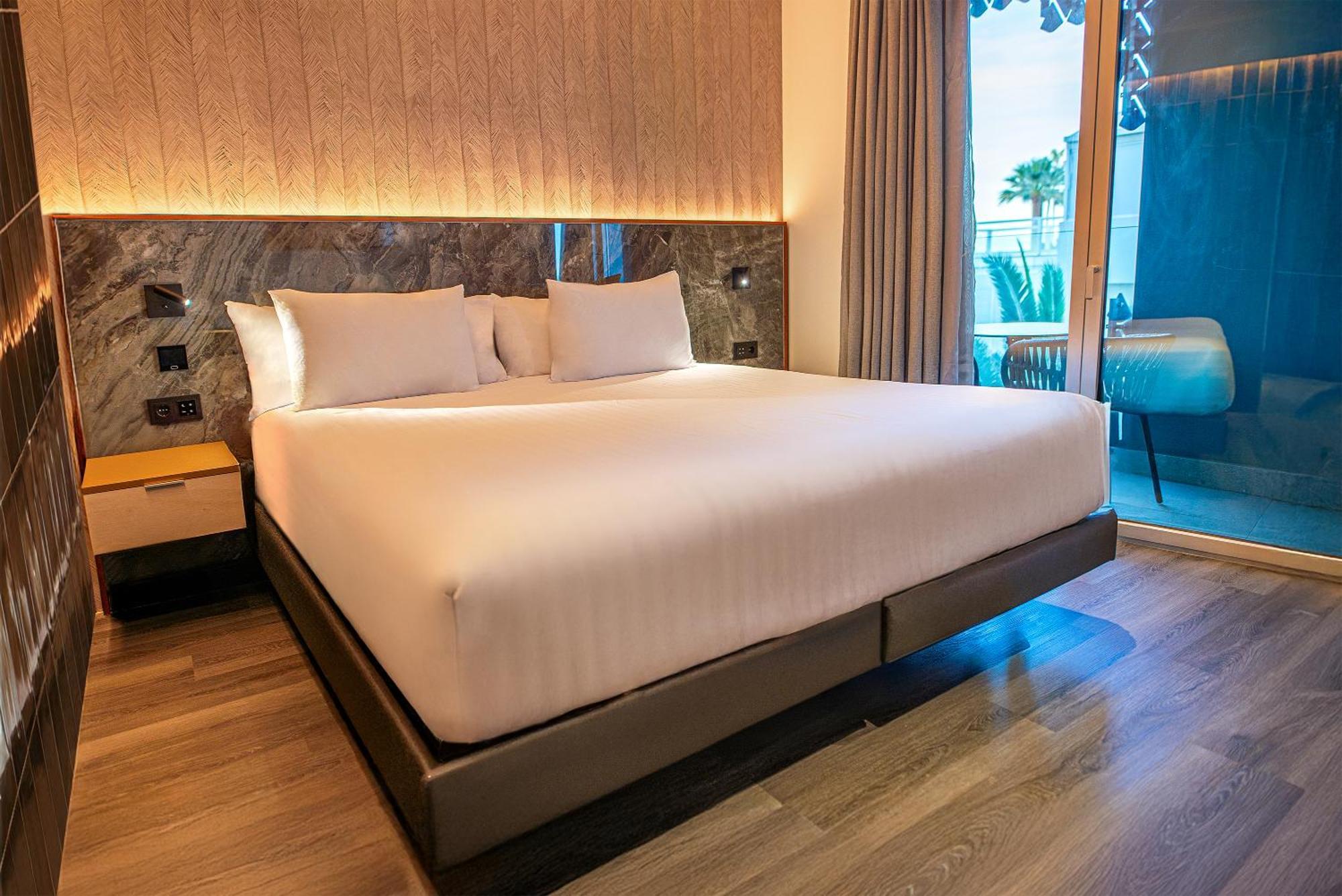 Deluxe Room with Side Sea View