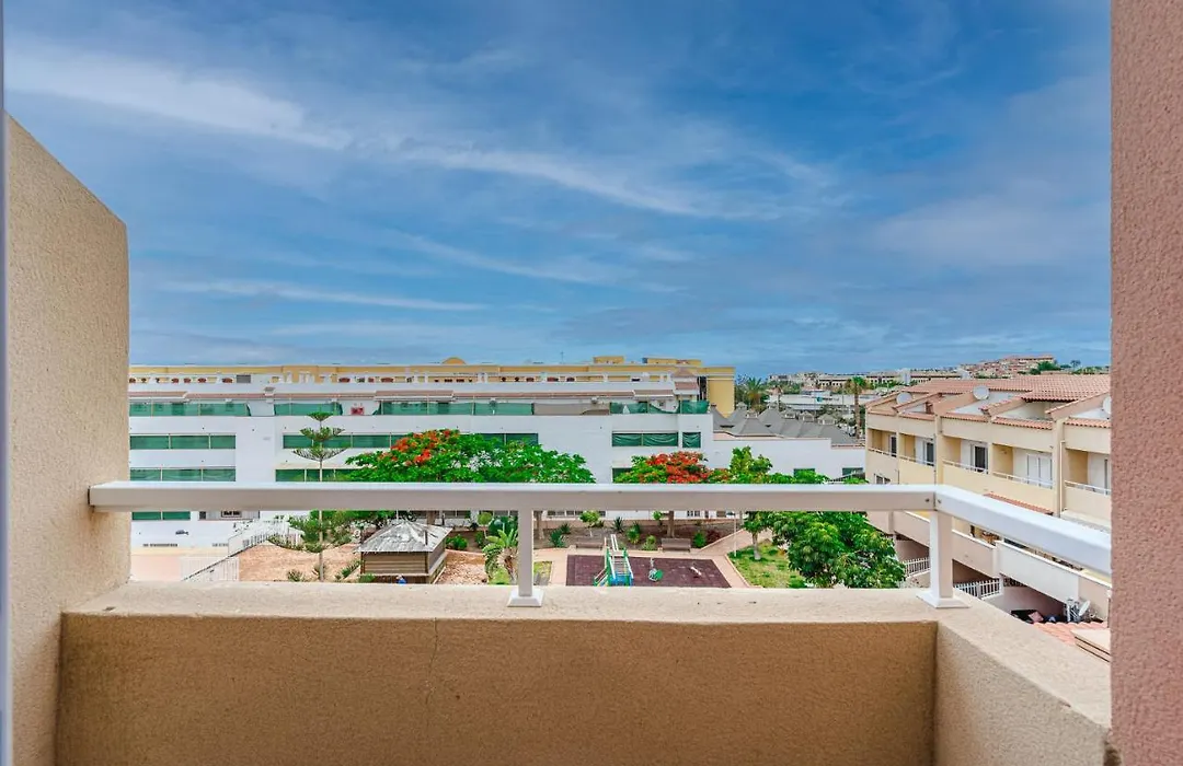 Red Large Family Apartment, Three Floors, 10 Guests-1
