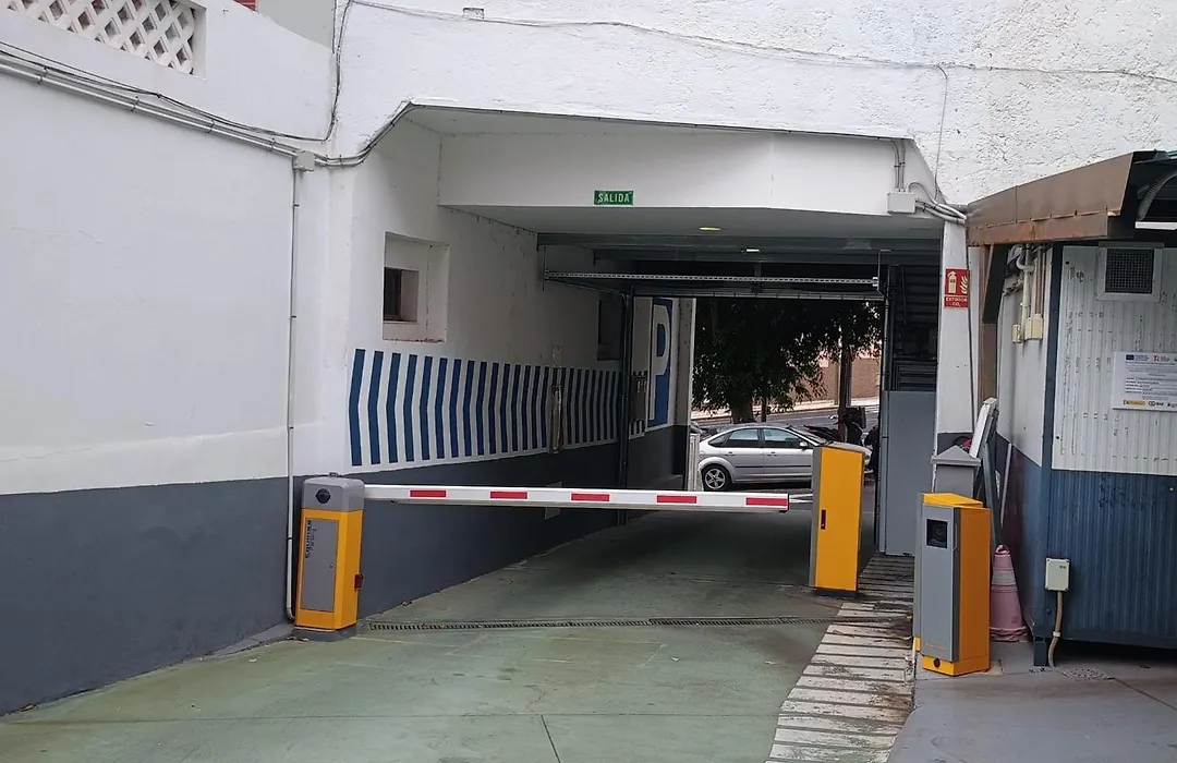 Casa Dona Carmela Guesthouse - Parking Included (Adults Only)-1