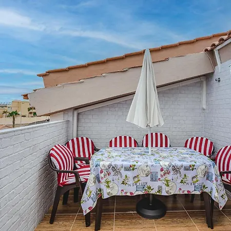 Red Large Family Apartment, Three Floors, 10 Guests-2