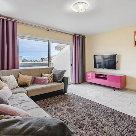 Red Large Family Apartment, Three Floors, 10 Guests-3