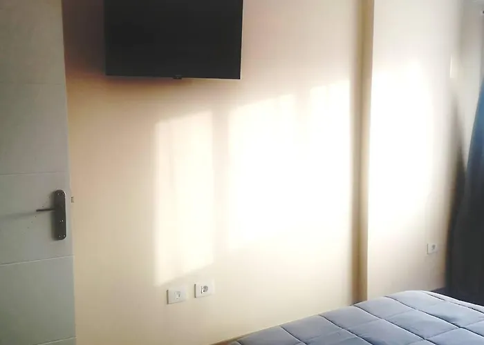 Hostal Mari en La Laguna, alquiler habitación privada en hostal, 6 habitaciones cerca de la universidad y aeropuerto Norte, 3 baños compartidos