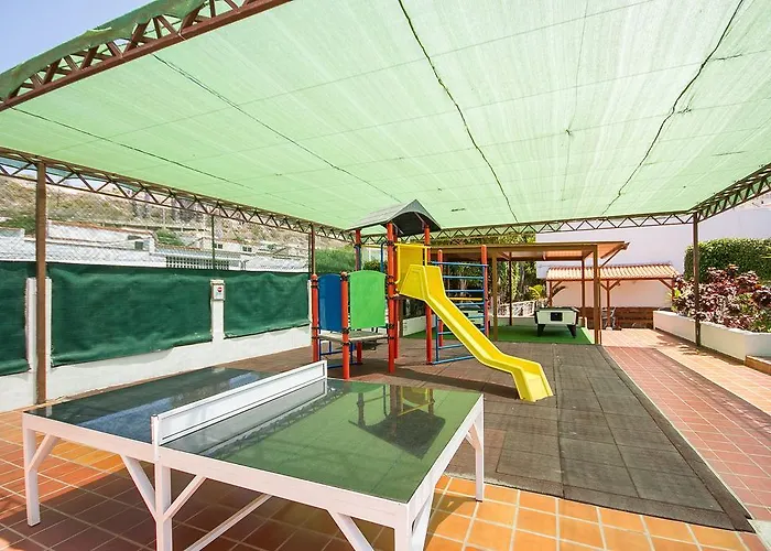 Los Cristianos (Tenerife) hotels near Piramide de Arona convention centre